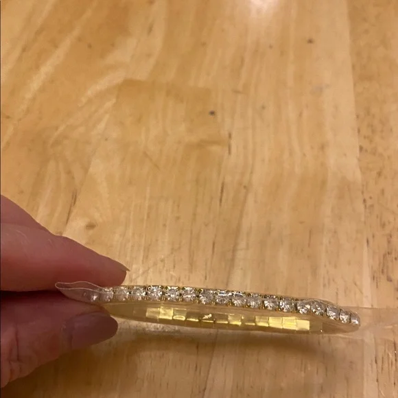 Gold tone & crystal stretch Bracelet. New NIP - Picture 2 of 3